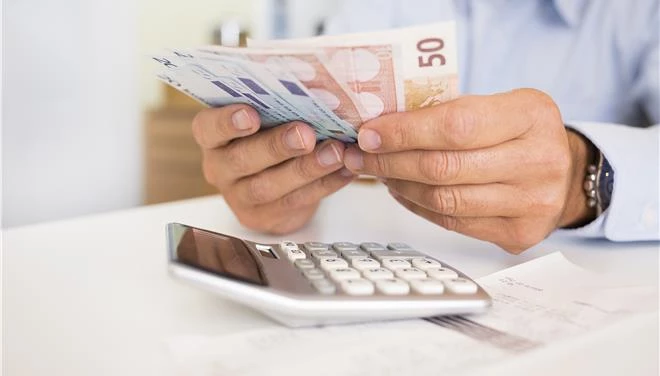 Κρυφό «χαράτσι» για 1,5 εκατ. μισθωτούς και συνταξιούχους